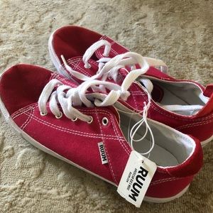 BRAND NEW RUUM kids size 2 red sneakers unisex